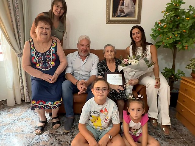 Homenaje a doña María Ros García, persona mayor de Pastrana